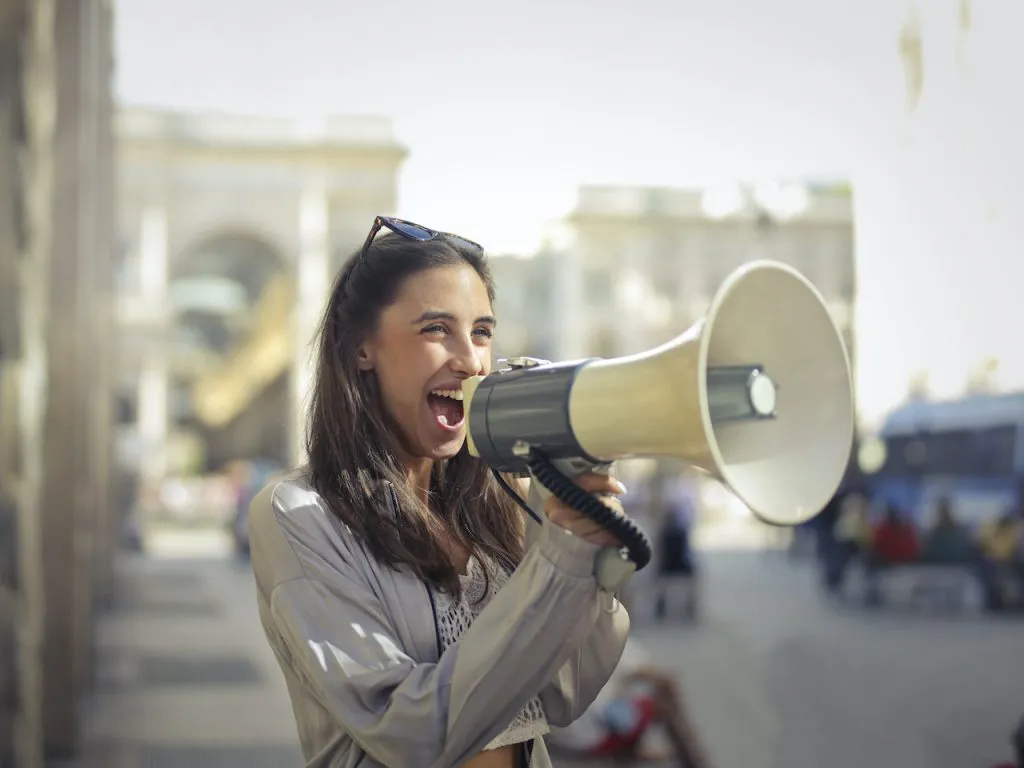 Say czy tell? Jak używać tych czasowników?